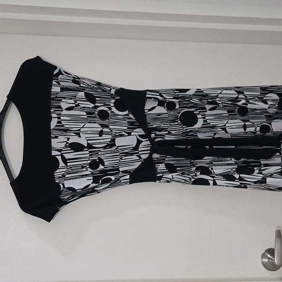 Dress- sleeveless - Picture 3 of 5